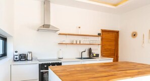 Refrigerador, horno, placa de cocina, cafetera/tetera