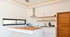 Een koelkast, een oven, een kookplaat, een koffiezetapparaat/waterkoker