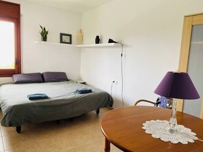 4 makuuhuonetta, työpöytä, silitysrauta/-lauta, Wi-Fi