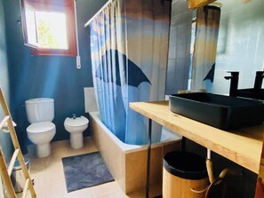 Dusche, Haartrockner, Bidet, Handtücher