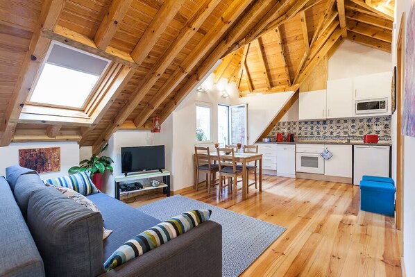 32-inch flat-screen TV with cable channels - Wooden Top With Terrace (Lisbon)