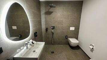 Vierpersoonskamer | Badkamer | Een haardroger, handdoeken, zeep, shampoo