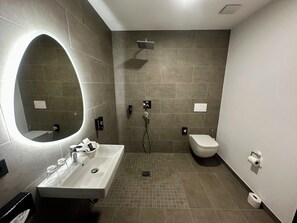 Quadruple Room | Bathroom | Hair dryer, towels, soap, shampoo - Central Hotel (Flensburg)