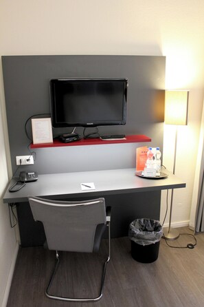 Hypo-allergenic bedding, desk, free WiFi, bed sheets