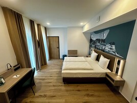 Triple Room | Hypo-allergenic bedding, desk, free WiFi, bed sheets