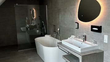 Studiosuite | Badezimmer | Haartrockner, Handtücher, Seife, Shampoo