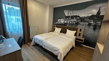 Vierbettzimmer | Allergikerbettwaren, Schreibtisch, kostenloses WLAN, Bettwäsche