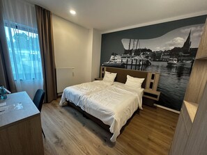 四人房 | 防过敏的被褥、办公桌、免费 WiFi、床单