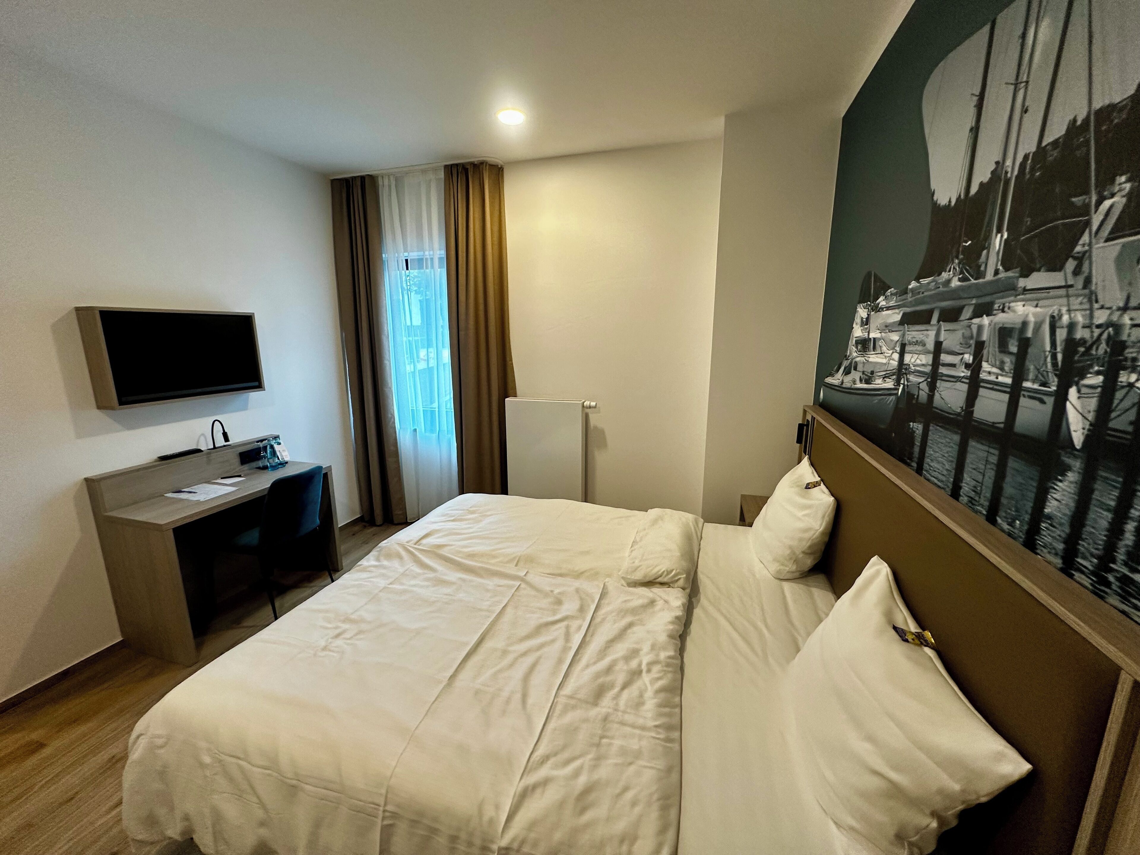 Hypo-allergenic bedding, desk, free WiFi, bed sheets