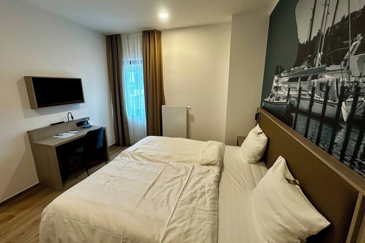 Hypo-allergenic bedding available, desk, WiFi (free), bed sheets