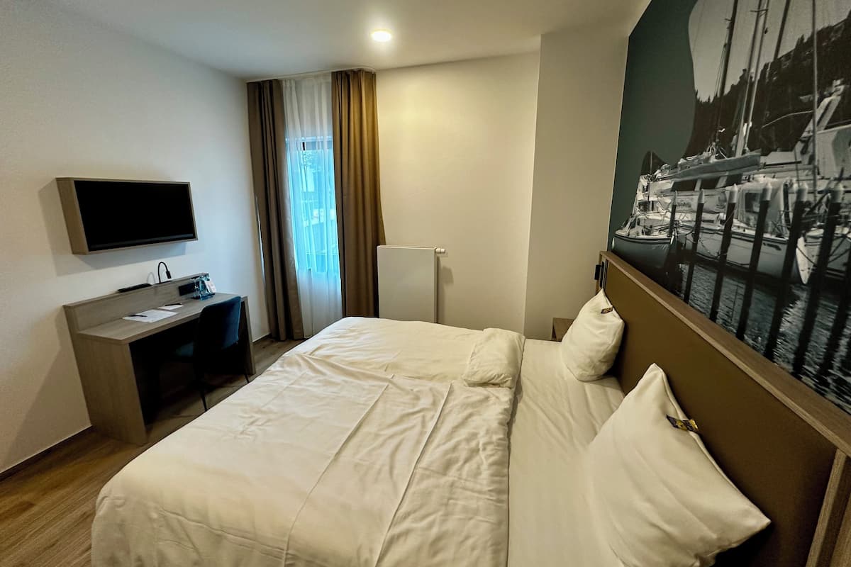 Hypo-allergenic bedding, desk, free WiFi, bed sheets