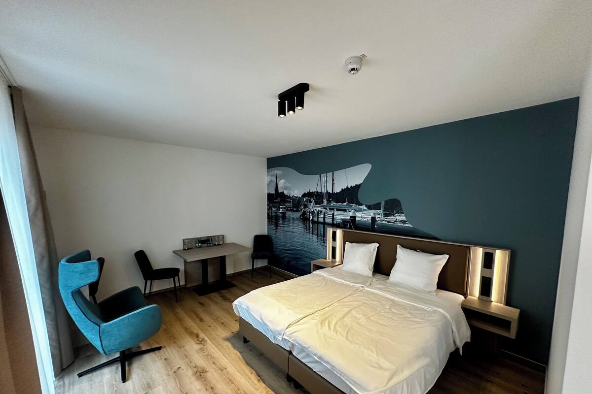 Quadruple Room | Hypo-allergenic bedding available, desk, WiFi (free), bed sheets