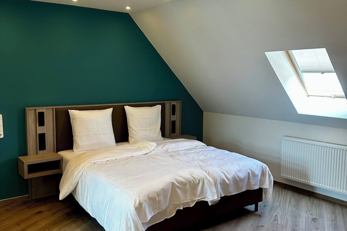 Studio Suite | Hypo-allergenic bedding available, desk, WiFi (free), bed sheets