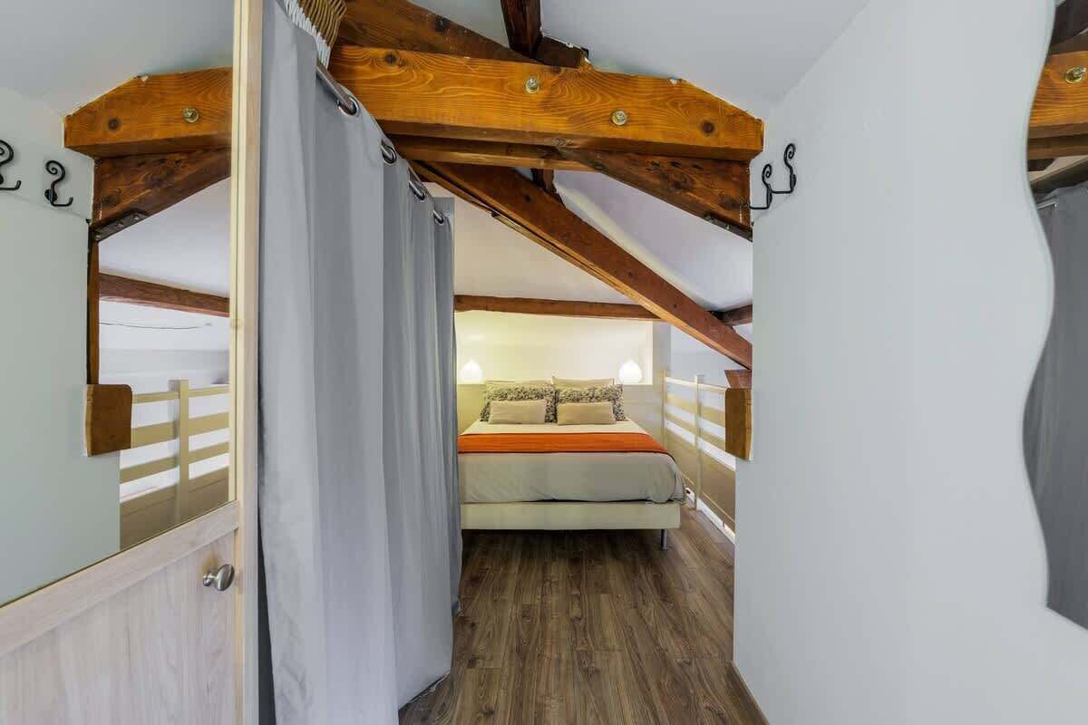 1 habitación, tabla de planchar con plancha, wifi gratis y ropa de cama 