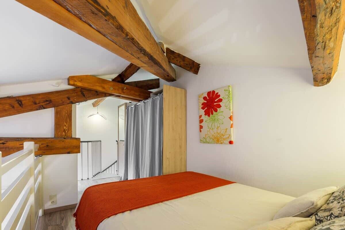 1 slaapkamer, een strijkplank/strijkijzer, gratis wifi, beddengoed