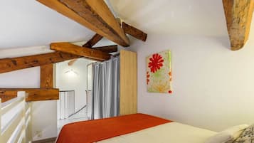 1 slaapkamer, een strijkplank/strijkijzer, gratis wifi, beddengoed