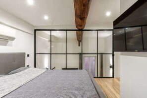 1 dormitorio, tabla de planchar con plancha, wifi gratis y ropa de cama