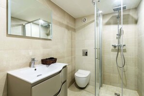 Ducha, secador de pelo y toallas