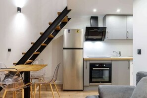 Frigorífico, microondas, horno y placa de cocina