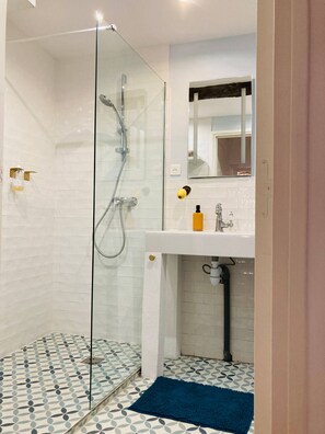 Dusche, Haartrockner, Handtücher, Seife