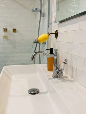 Dusche, Haartrockner, Shampoo