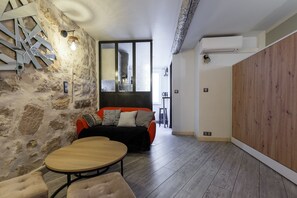 TV - Cosy studio place du pin (Niza)