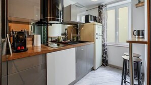 Fridge, microwave, stovetop, electric kettle - Cosy studio place du pin (Niza)