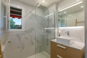 Shower, hair dryer - Comfortable Apartment with large sunny terrace (Niza)