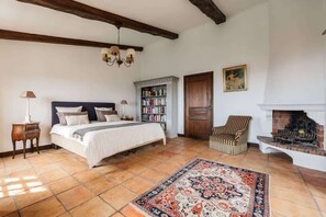 5 bedrooms, iron/ironing board, free WiFi, bed sheets