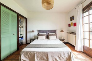 5 bedrooms, iron/ironing board, free WiFi, bed sheets