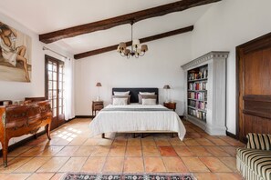 5 bedrooms, iron/ironing board, free WiFi, bed sheets