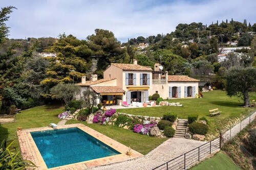 Magnificent villa with panoramic sea view