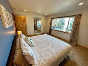3 bedrooms, iron/ironing board, free WiFi, bed sheets - Lake Getaway in Sandpoint with Hot Tub (Sandpoint)