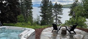 Lake Getaway in Sandpoint with Hot Tub