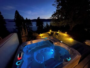 Outdoor spa tub - Lake Getaway in Sandpoint with Hot Tub (Sandpoint)