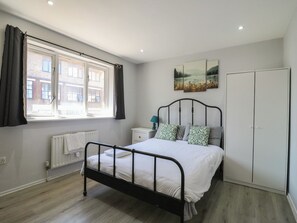 5 bedrooms, individually decorated, individually furnished, free WiFi - The Alex (London)