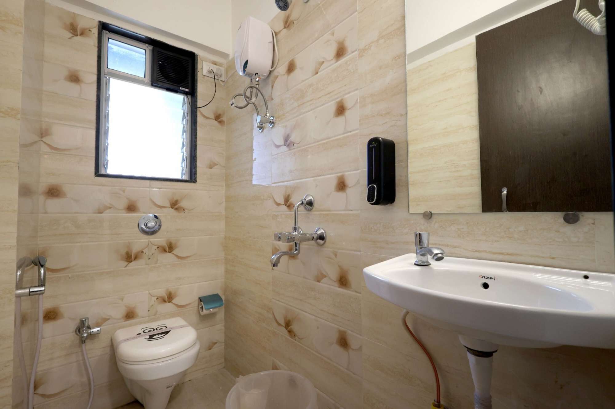 Sèche-cheveux, serviettes fournies