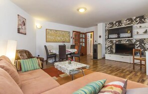 House, Private Pool | Living area | 80-cm flat-screen TV with satellite channels - Holiday House with Pool Marika (Kanfanar)