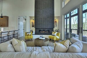 TV, fireplace, video games, offices - Toccoa Modern | Free Night Offer! (Blue Ridge)