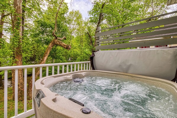 Outdoor spa tub