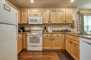 雪櫃、微波爐、焗爐、爐具