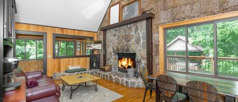 Télévision, cheminée, espaces bureaux