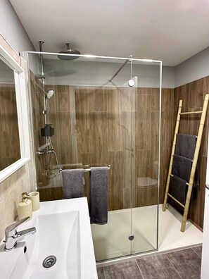 Secador de cabelo, toalhas de banho