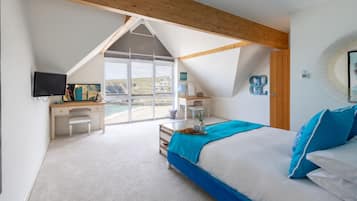 4 bedrooms, desk, iron/ironing board, travel cot