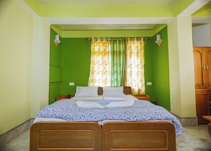Blackout drapes, free WiFi, bed sheets - Divyaraa Breathing Stone (Kalimpong)