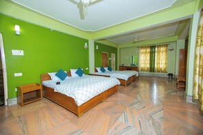 Blackout drapes, free WiFi, bed sheets - Divyaraa Breathing Stone (Kalimpong)