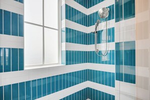 Douche, sèche-cheveux, serviettes fournies