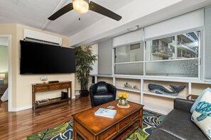 TV - 2-Bedroom Suite Close to Beach in Heart of Waikiki! Parking nearby, AC, Wi-Fi (Honolulu)
