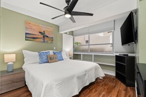 2 bedrooms, iron/ironing board, free WiFi, bed sheets - 2-Bedroom Suite Close to Beach in Heart of Waikiki! Parking nearby, AC, Wi-Fi (Honolulu)