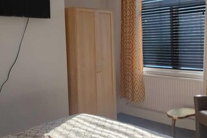 Apartment | 2 bedrooms, free WiFi, bed sheets - 2 Bed-sleeps 3-free Parking-5 Min To Beach (Thornton-Cleveleys)